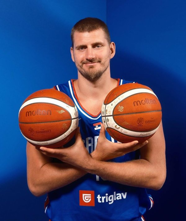 兴华配资 塞尔维亚全队合影：约基奇严肃站在后排角落 全力冲击欧锦赛冠军